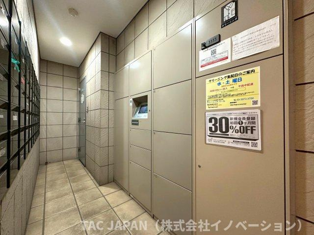 ジェイパーク北千住モナクレイスのエントランス|【宅配ボックス】
エントランスに不在時でも荷物を受け取れる宅配ボックスを完備しています。