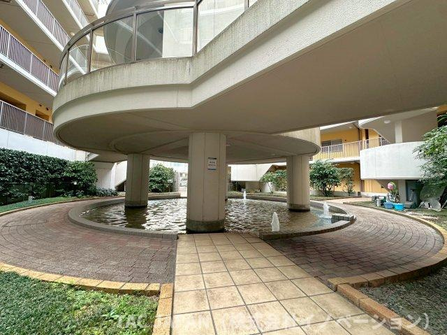 ジェイパーク北千住モナクレイスのその他共用部分|池の水音が心地よく聞こえるマンションの共用部。