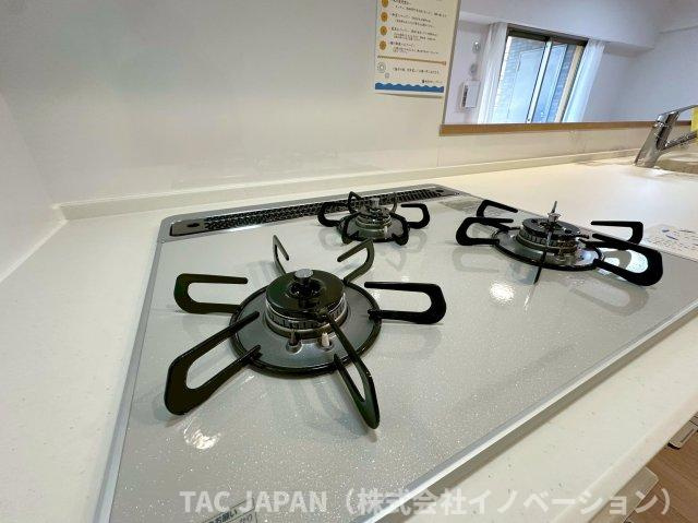 ジェイパーク北千住モナクレイスのキッチン|【ガラストップ3口コンロ】
焼物を作りながら炒め物や煮込みも同時に調理！お調理の幅が広がる3口コンロ（お手入れ楽々ガラストップタイプ）。