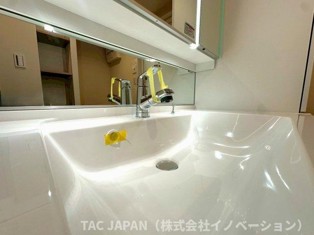 ジェイパーク北千住モナクレイスの洗面所|【清潔感ある洗面ユニット】
つなぎ目が無くお手入れ楽々シームレス洗面ユニット。