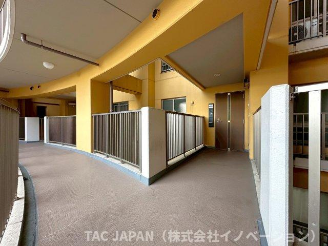 ジェイパーク北千住モナクレイスの玄関