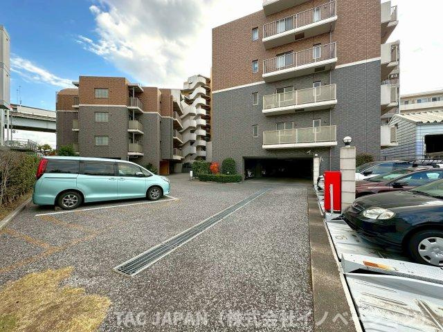 ジェイパーク北千住モナクレイスの駐車場