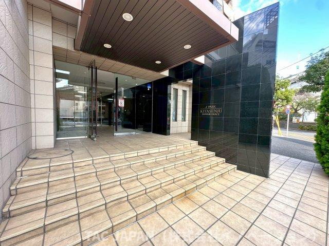 ジェイパーク北千住モナクレイスのエントランス