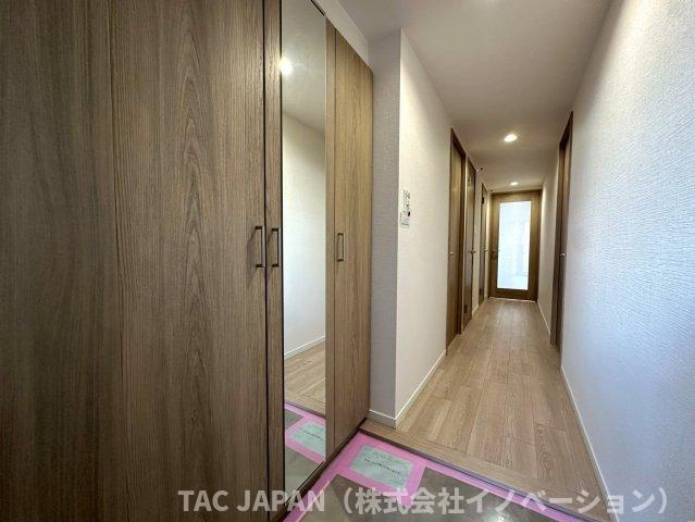 ジェイパーク北千住モナクレイスの玄関|日頃からスッキリ使いたい玄関スペースには天井まで届く大きなシューズクローゼットを完備。アクセントが利いた上質な空間を再現しています。