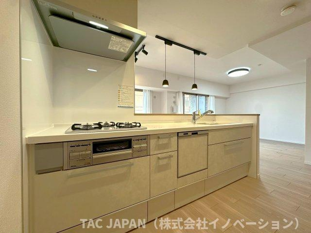 ジェイパーク北千住モナクレイスのキッチン|食事の時間がバラバラでも最後の人がスイッチを入れれば洗い物が完結できるビルトイン食器洗浄乾燥機や便利な浄水シャワー栓、お手入れの楽なガラストップ3口コンロを備える新品システムキッチン。