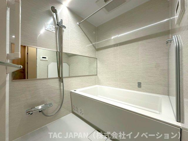 ジェイパーク北千住モナクレイスの浴室|ワンタッチでお湯張りや追炊ができるオートバスと足を伸ばせる浴槽で24時間いつでも快適にリフレッシュできる新品浴室。雨のお洗濯や日頃のメンテナンスなどに役立つ浴室換気乾燥機完備。