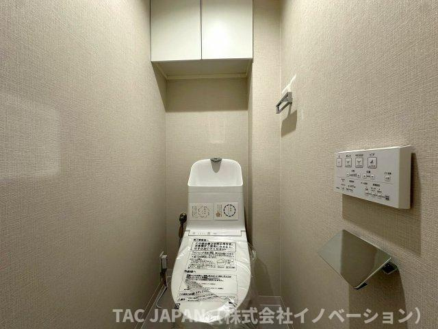 ジェイパーク北千住モナクレイスのトイレ|狭すぎず、落ち着きある上質な空間が再現されたお手洗い。