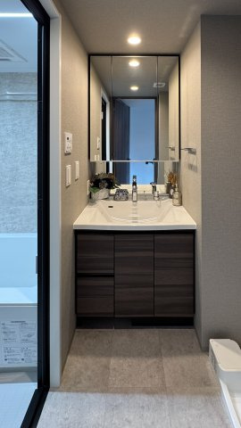 ネベル北四番丁　priéreの独立洗面台|洗面周りの小物を収納できる、便利な三面鏡裏収納　※家具・小物（調度品）は販売価格に含まれません。
2025年2月撮影