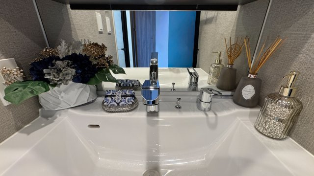 ネベル北四番丁　priéreの洗面所|継ぎ目がなく、お手入れしがやすいスクエアボール一体型タイプ。　シングルレバー水栓は、シャワーヘッドが引き出せて、シャンプーにも便利です。※家具・小物（調度品）は販売価格に含まれません。