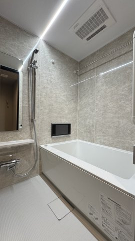 ネベル北四番丁　priéreの浴室|TV付浴室　たからのミラバスビジョンシステムを採用し、浴槽内のお湯にマイクロバブルを発生させることで、洗浄力のアップと温泉気分が味わえます。天井にライン状のフラットラインLED照明
2025年2月撮影