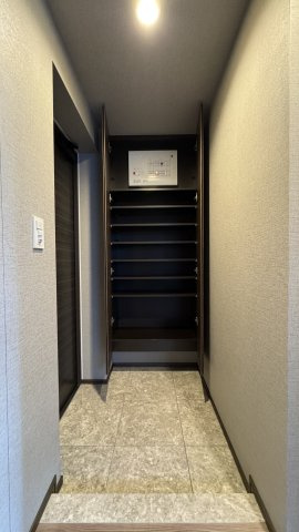 ネベル北四番丁　priéreの玄関|トール型シューズボックス　
2025年2月撮影