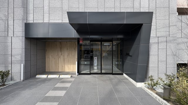 ネベル北四番丁　priéreのエントランス|エントランスアプローチの両サイドには植栽が配され、住民を優しく迎えます。