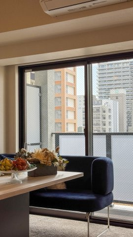 ネベル北四番丁　priéreの居間・リビング|開口部には複層ガラスを採用。さらに内側窓には陽射しを和らげるLow-Eガラスを使用し、高い断熱性を確保しています。※家具・小物（調度品）は販売価格に含まれません。
2025年2月撮影