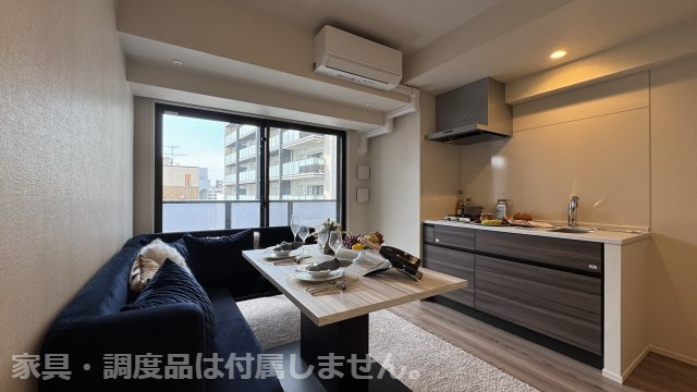 ネベル北四番丁　priéreのキッチン|低騒音仕様シンク、ステンレスコンロ、浄水器一体型ハンドシャワー水栓、ホーローキッチンパネル、大型レンジフード、スライド式キッチン収納、人造大理石天板。
※家具・小物（調度品）は販売価格に含まれません。