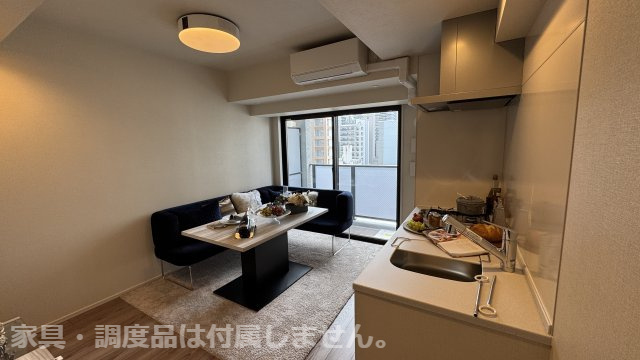 ネベル北四番丁　priéreの居間・リビング|パイプスペースの配管部部分には遮音材を巻き、音の伝導を軽減してきます。※家具・小物（調度品）は販売価格に含まれません。
2025年2月撮影