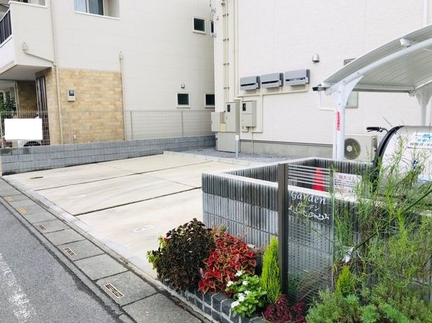 ガーデンの駐車場
