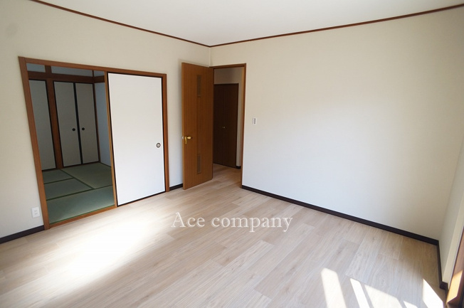 【寝室】 | 八尾市久宝園2丁目 | 【1階：ゆったり洋室8帖】隣の和室と続き間になっています♪