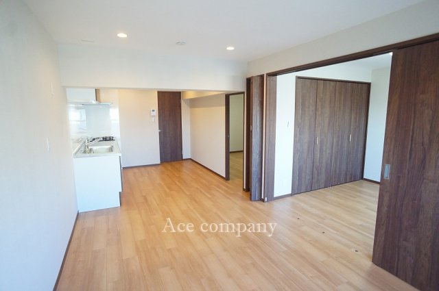 【居間・リビング】 | ファミリーコーポ今福 | 【LDK：約12帖】クロス貼替え、フロアタイル上張り、水廻り設備一新、建具一式新調、ダウンライト設置、ハウスクリーニング済みです☆