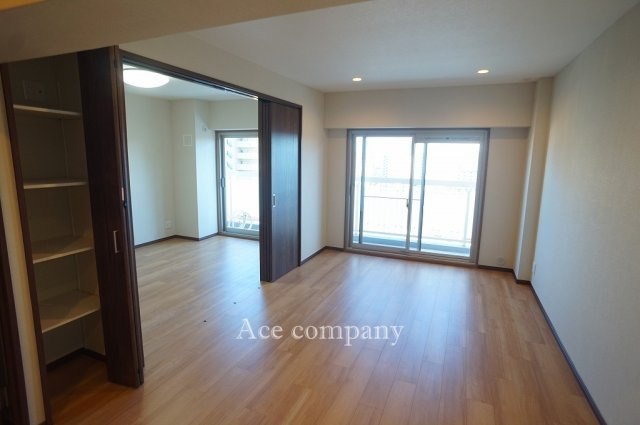 【居間・リビング】 | ファミリーコーポ今福 | 【LDK：約12帖】続き間の洋室を開放して、リビングの拡張ができます♪キッチン背面に収納あります♪