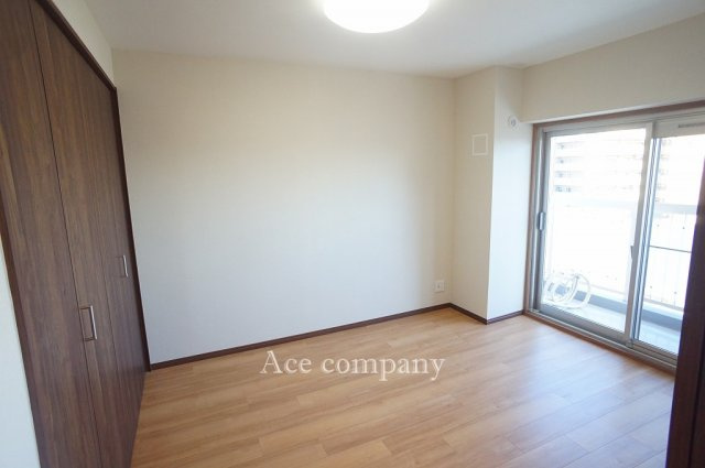 【寝室】 | ファミリーコーポ今福 | 【南側洋室：約6帖】バルコニーに面したお部屋です☆