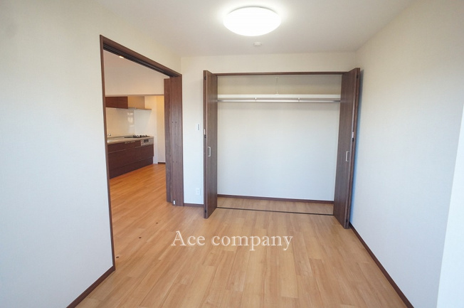 【寝室】 | ファミリーコーポ今福 | 【南側洋室：約6帖】クローゼット完備です♪