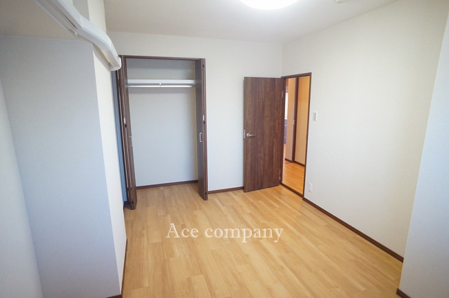 【子供部屋】 | ファミリーコーポ今福 | 【北側洋室：約6帖】クローゼット完備です♪