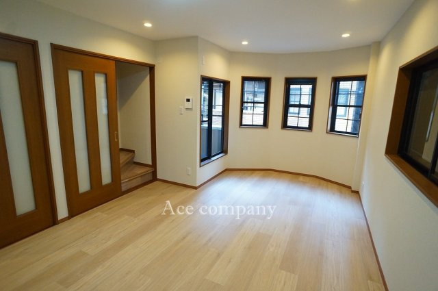 【居間・リビング】 | 東大阪市長堂2丁目 | 【LDK：約15帖】上下移動にはリビングを通る設計です♪