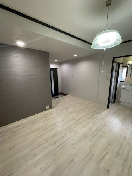 高柳2丁目大型倉庫付貸家の居間・リビング