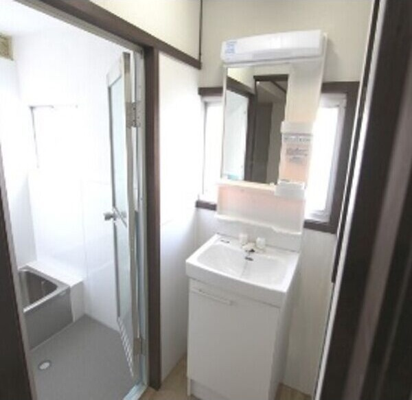 高柳2丁目大型倉庫付貸家の洗面所