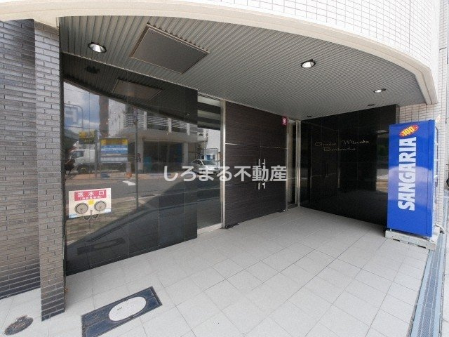 ジュネーゼみなと弁天町のエントランス