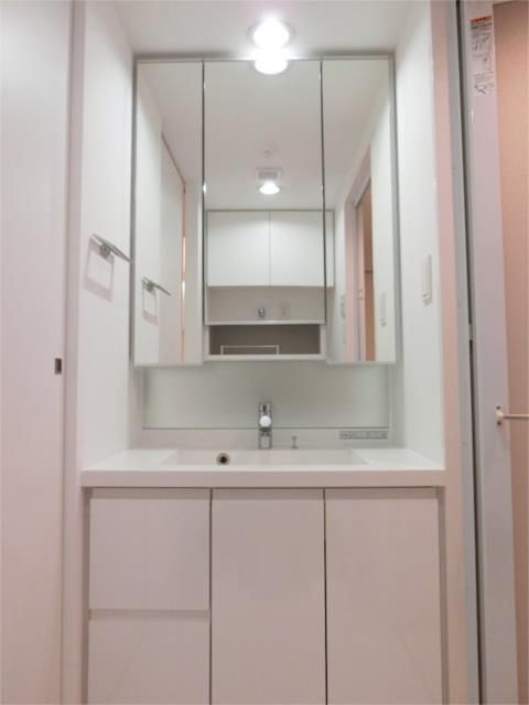 ZOOM広尾の洗面所|■多面鏡独立洗面台■キャビネット収納付き