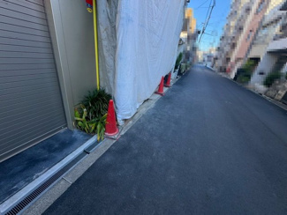 【前面道路含む現地写真】 | 万代3丁目　売土地 | 南西側の前面道路は幅員約5.4m。陽当たりもたっぷりです♪