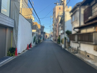 【前面道路含む現地写真】 | 万代3丁目　売土地 | 見通しの良い前面道路は建屋も映えますね♪