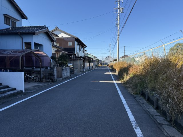 常滑市新浜町3丁目　中古戸建の前面道路含む現地写真