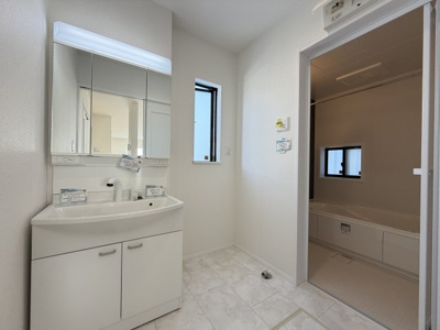 【独立洗面台】 | うるま市赤野（全3棟）A号棟 | A号棟　三面鏡付き洗髪洗面化粧台♪