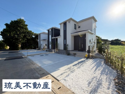 【外観】 | うるま市赤野（全3棟）A号棟 | A号棟　並列駐車4台可♪お庭付き♪