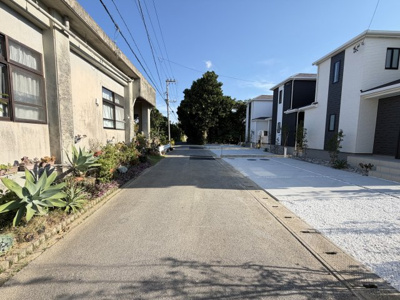 【前面道路含む現地写真】 | うるま市赤野（全3棟）A号棟 | ※北東側公道4.4m♪