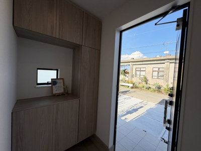 【玄関】 | うるま市赤野（全3棟）A号棟 | A号棟　十分な収納付き玄関♪