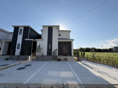 【外観】 | うるま市赤野（全3棟）A号棟 | A号棟　並列駐車4台可♪お庭付き♪