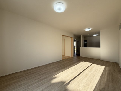 【居間・リビング】 | うるま市赤野（全3棟）A号棟 | A号棟　LDK16.62帖♪リビング収納付き♪