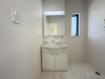 【独立洗面台】 | うるま市赤野（全3棟）A号棟 | A号棟　三面鏡付き洗髪洗面化粧台♪