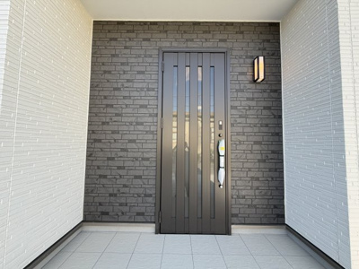 【玄関】 | うるま市赤野（全3棟）A号棟 | A号棟　スマートキー付き♪