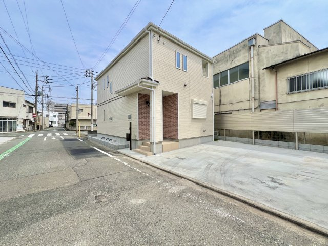 前橋市表町の前面道路含む現地写真|間口も広い駐車場は、駐車が苦手な方にもおススメです♪