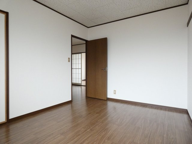 【居間・リビング】 | 全居室6帖以上なので、主寝室・お子様部屋としても使えます。
