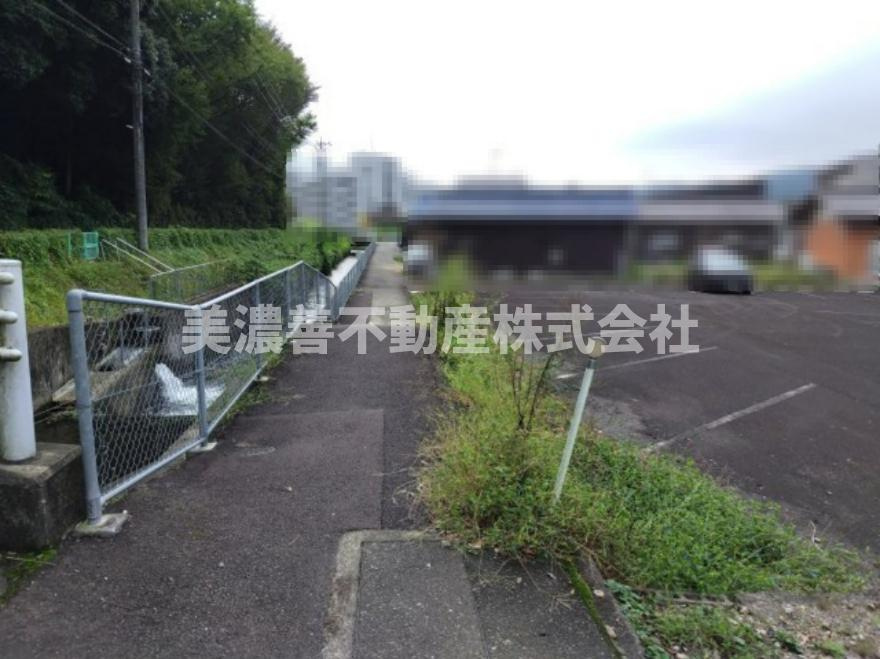 ６５７９４　山県市高富土地の前面道路含む現地写真