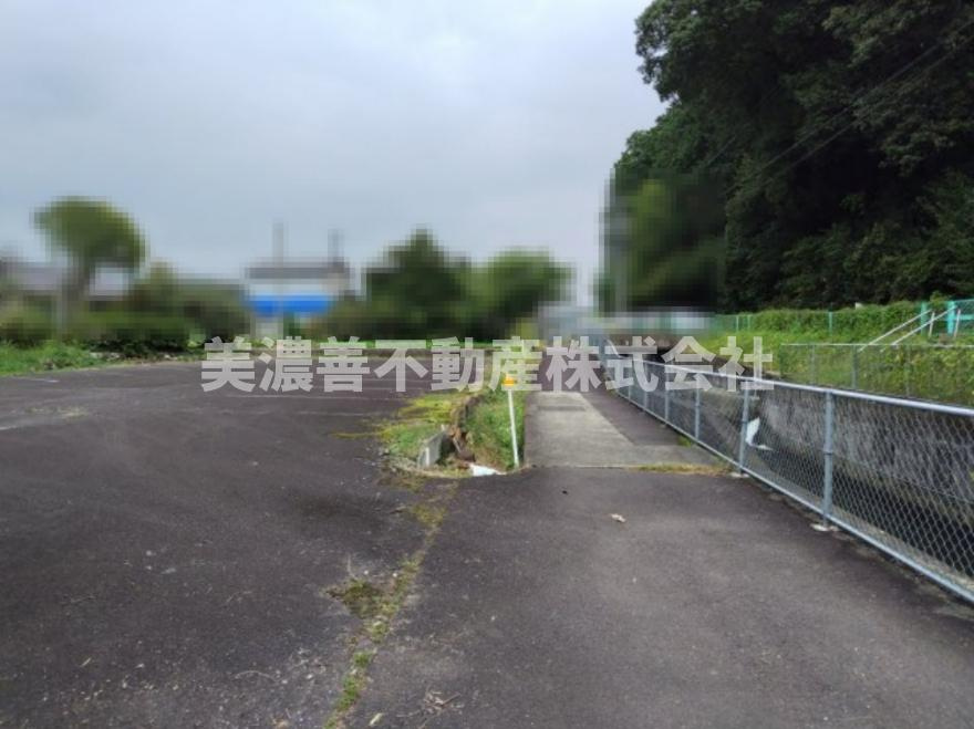 ６５７９４　山県市高富土地の前面道路含む現地写真