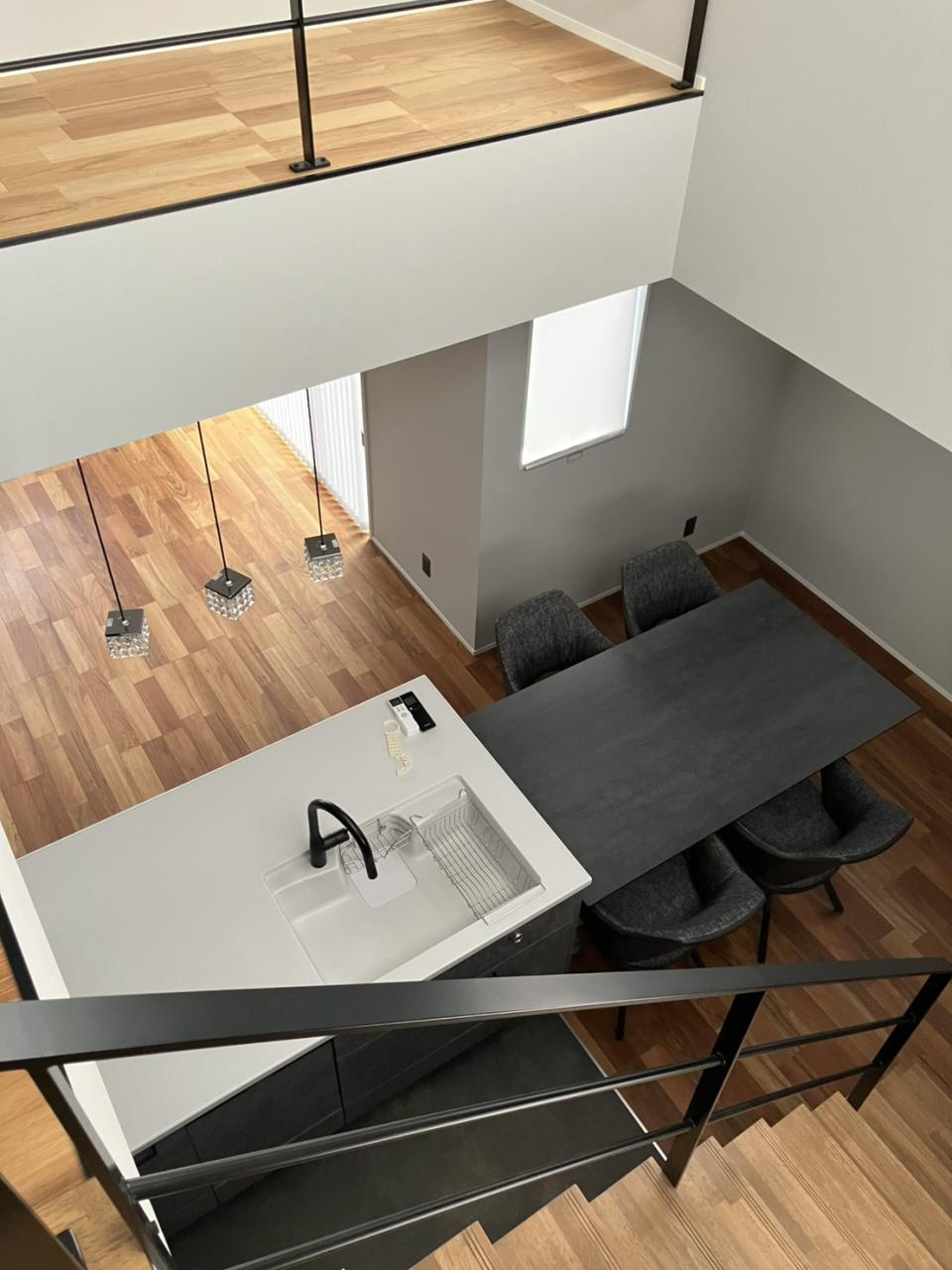 【No.7570】安長/築浅/3LDK/収納豊富☆のキッチン|継ぎ目の少ないフラットな天板。ペンダントライトのガラス装飾がアクセント