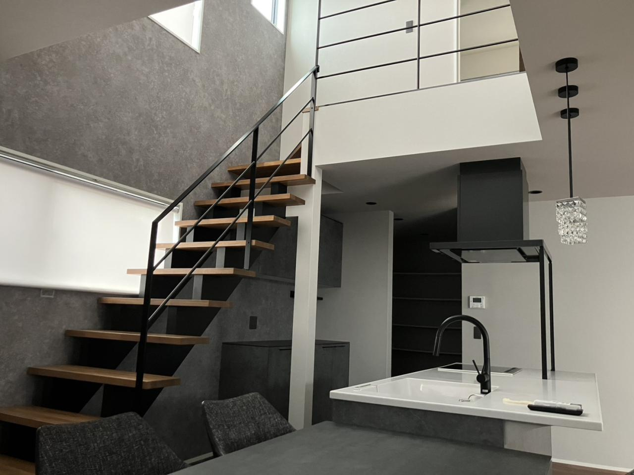 【No.7570】安長/築浅/3LDK/収納豊富☆の内装|階段からリビングが見える「家族のつながりが見える間取り」