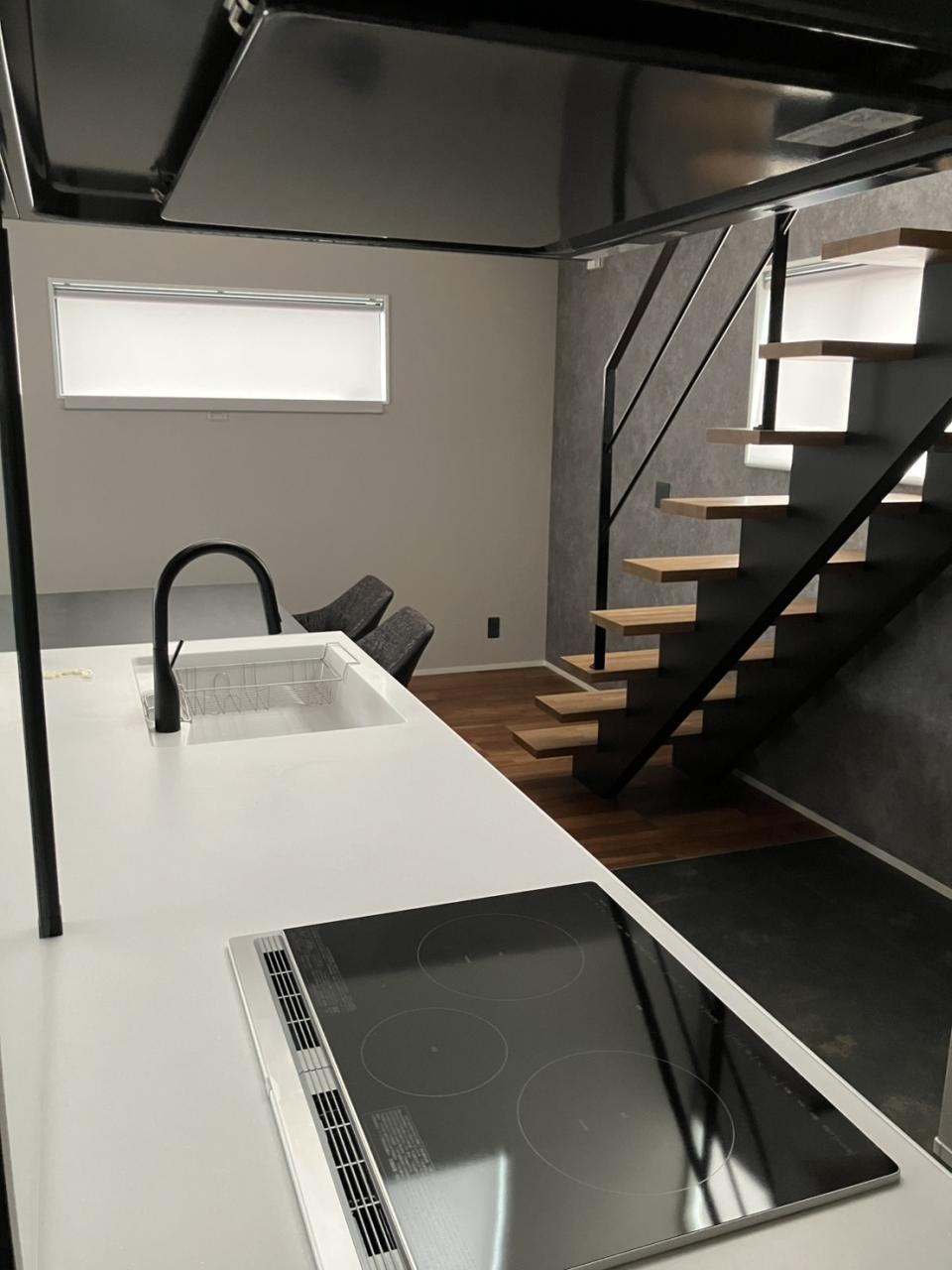 【No.7570】安長/築浅/3LDK/収納豊富☆のキッチン|黒と白を基調としたモノトーン配色で落ち着きと高級感があります。