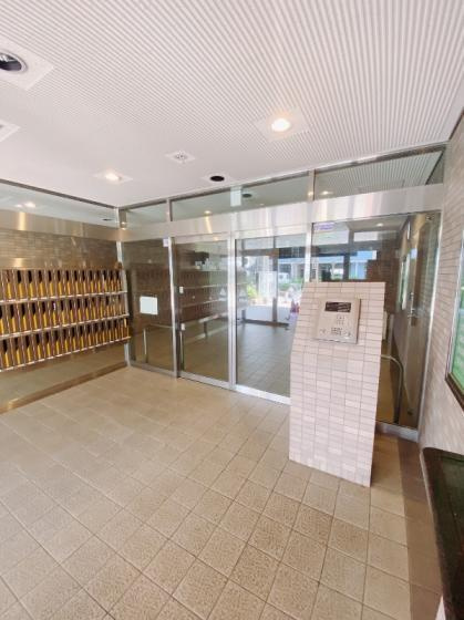 大阪市此花区高見１丁目の賃貸マンションのエントランス